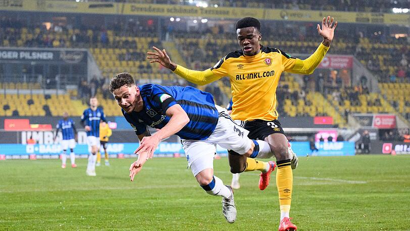 Hart umkämpftes Unentschieden: Dynamos Michael Akoto (r) gegen Hamburgs Moritz Heyer.
