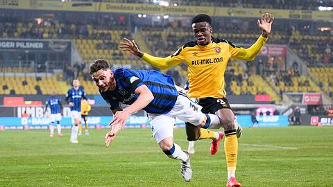 Hart umkämpftes Unentschieden: Dynamos Michael Akoto (r) gegen Hamburgs Moritz Heyer.