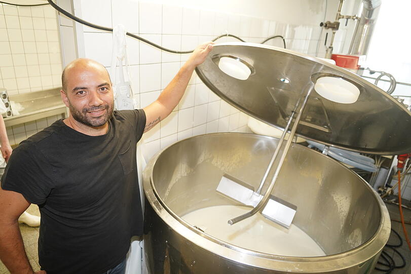 Eros Marone ist mit Herzblut bei der Mozzarella-Produktion. Hier prüft er die Milch im Kessel.