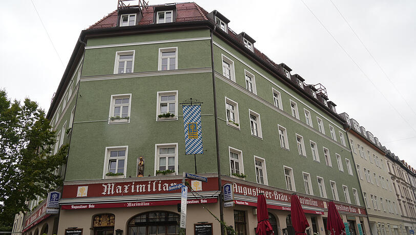 Im Maximilian gibt's die Halbe Augustiner noch für 3,90 Euro. Eine Seltenheit in der Innenstadt. Gäste gibt's genug, Mitarbeiter werden gesucht. Im Maximilian gibt's die Halbe Augustiner noch für 3,90 Euro. Eine Seltenheit in der Innenstadt. Gäste gibt's genug, Mitarbeiter werden gesucht.