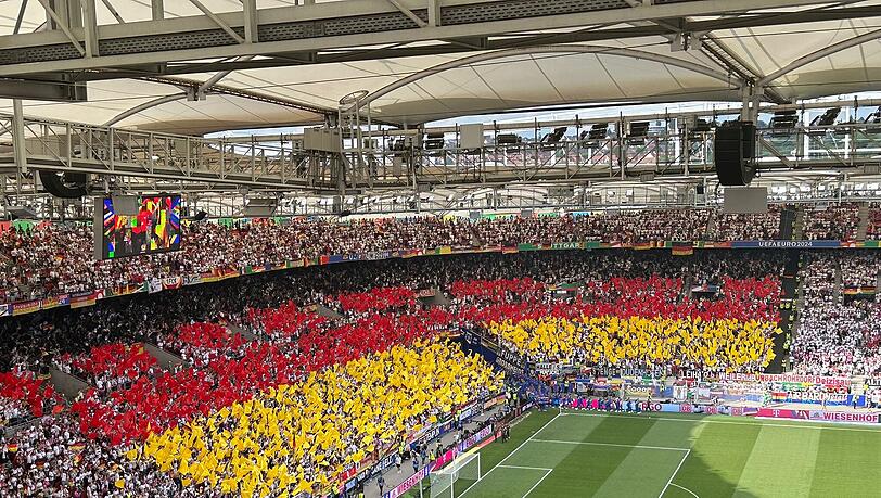 Die DFB-Fans präsentierten vor Anpfiff eine Choreografie. Die DFB-Fans präsentierten vor Anpfiff eine Choreografie.