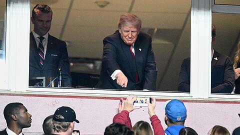US-Präsident Donald Trump kam etwas verspätet im Stadion an.
