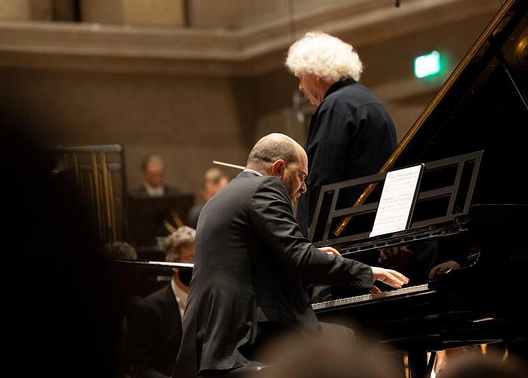 Pianist Kirill Gerstein beim Klavierkonzert von Francisco Coll.