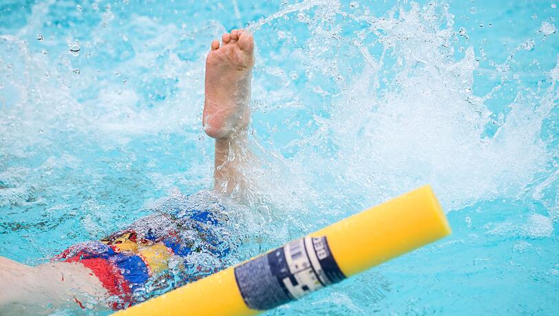 Die ersten Schwimmz&uuml;ge fallen vielen Kindern schwer. (Symbolbild)