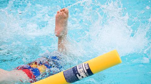 Die ersten Schwimmz&uuml;ge fallen vielen Kindern schwer. (Symbolbild)