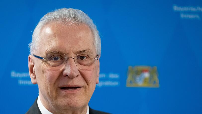 Der Innenminister ist mit der Entwicklung der Asyl-Zahlen zufrieden. (Archivbild)
