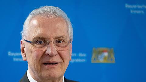 Der Innenminister ist mit der Entwicklung der Asyl-Zahlen zufrieden. (Archivbild)