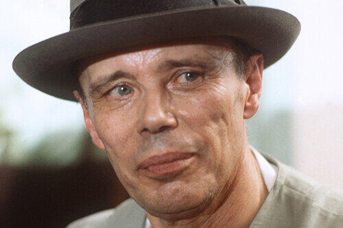 Joseph Beuys (1921-1986) sorgte schon zu Lebzeiten mit seinen Werken für handfeste Skandale. Auch nach seinem Tod erhitzt die Kunst des Exzentrikers die Gemüter.