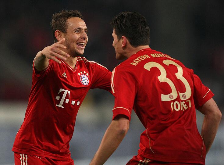 RAFINHA, NOTE 3:
Stark verbessert. Von Anfang an mit Adrenalin im Spiel, bissig. Seine (abgefälschte) Flanke führte zum 1:1 durch Gomez. Passt ganz gut auf rechts mit seinem Vordermann Robben.