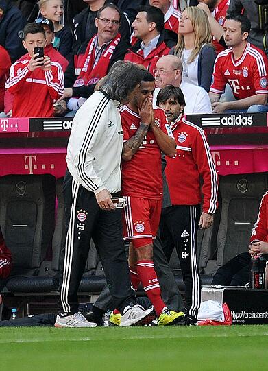 THIAGO: OHNE NOTE. 
Verletzte sich recht früh am rechten Fuß, hielt sich bei seinem Gang in die Kabine die Hände vors Gesicht. Sah recht übel aus.