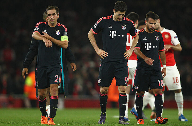 Deprimiert: Die Bayern um Kapitän Philipp Lahm (l.) trotten nach dem 0:2 in der Champions League bei Arsenal London vom Platz.