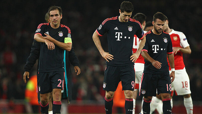 Deprimiert: Die Bayern um Kapitän Philipp Lahm (l.) trotten nach dem 0:2 in der Champions League bei Arsenal London vom Platz. Deprimiert: Die Bayern um Kapitän Philipp Lahm (l.) trotten nach dem 0:2 in der Champions League bei Arsenal London vom Platz.
