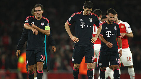 Deprimiert: Die Bayern um Kapitän Philipp Lahm (l.) trotten nach dem 0:2 in der Champions League bei Arsenal London vom Platz.