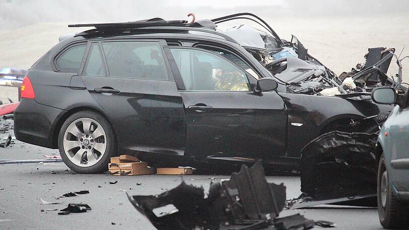 Am Donnerstagmorgen stießen zwei Autos auf einer Bundesstraße frontal zusammen. Beide Fahrer starben noch am Unfallort. Die Bilder des Unfalls.