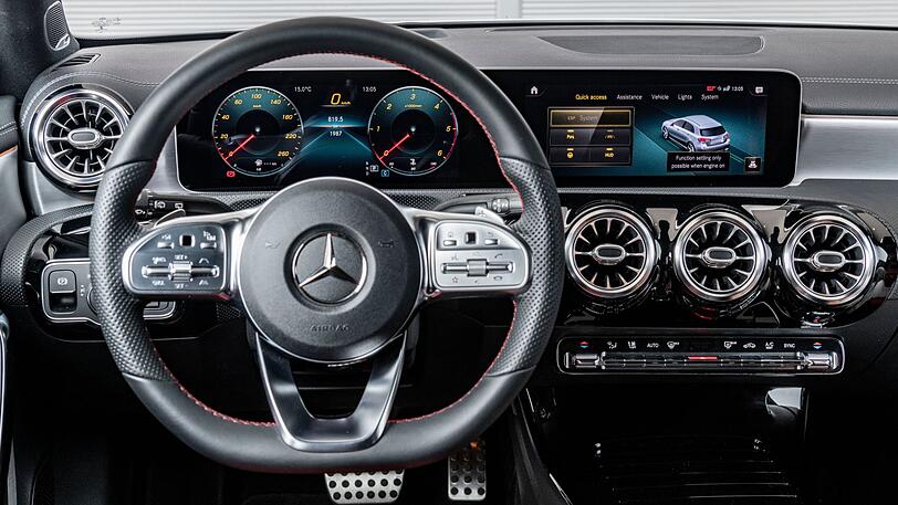 Schöne neue Bildschirm-Welt: Die Displays stehen frei, die drei mittleren Lüftungsdüsen wirken fast ein wenig zu dominant.