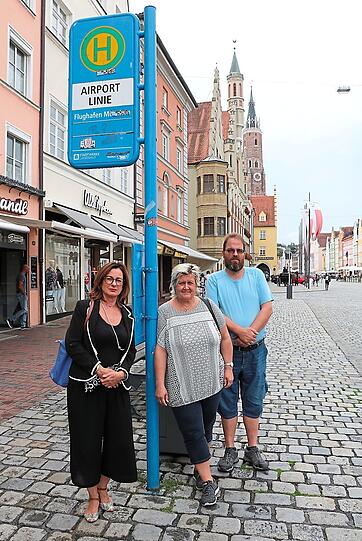 Trifft die Regierung von Niederbayern keine positive Entscheidung, können Cornelia Zeilbeck (v.l.), Heidi Pollner und Stephan Wallner lange auf den Bus warten. Dann heißt es: Zug oder Auto.