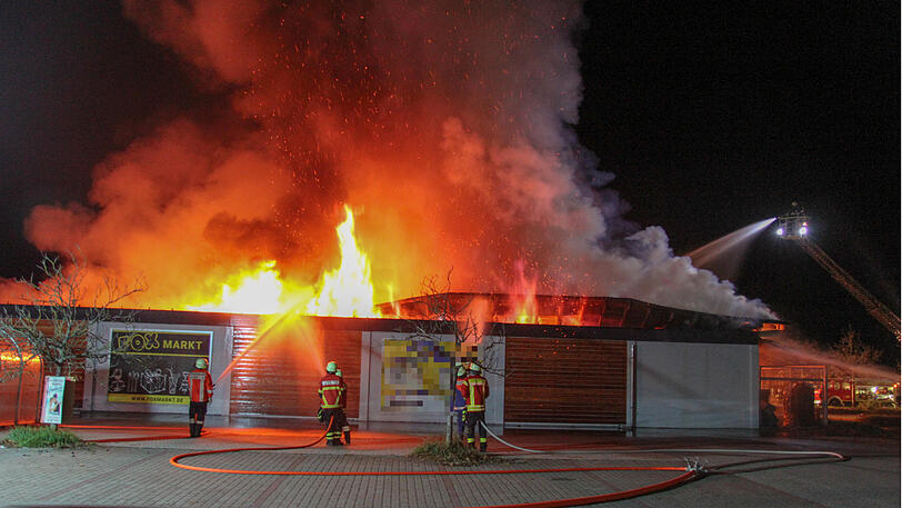 Der Supermarkt ist ausgebrannt, der Sachschaden enorm. Die Bilder vom Feuerwehreinsatz in Kirchdorf am Inn.