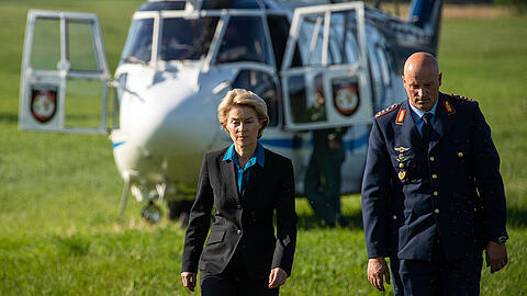 Verteidigungsministerin Ursula von der Leyen (CDU) informiert sich an der Absturzstelle in der Nähe von Jabel und gibt eine Erklärung ab.