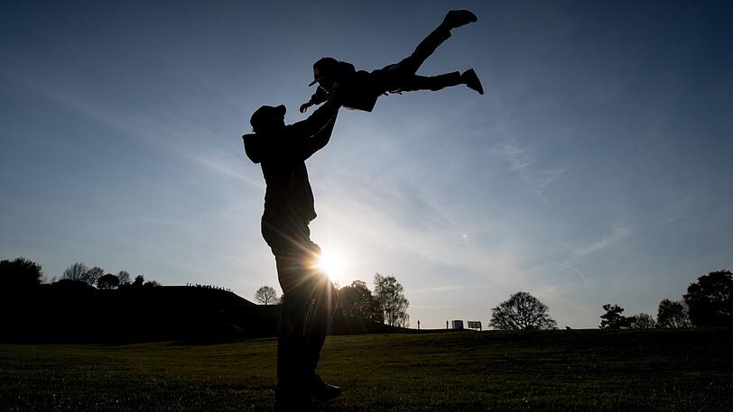 Mit der Einrichtung wolle man soziale Begegnungen von Vätern und Kindern fördern, teilte das Sozialreferat am Dienstag mit. (Symbolbild)