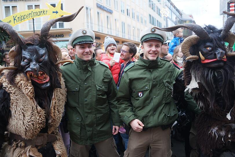 Finstere Gestalten streiften am Sonntagnachmittag lautstark über den Christkindlmarkt.