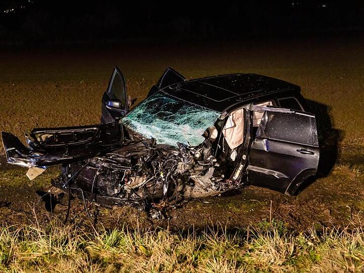 Ein verunfalltes Auto liegt auf einem Feld nahe der B455 zwischen Friedberg und Dorheim.