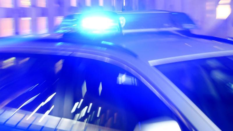 Ein Streifenwagen steht mit Blaulicht auf einer Straße. Foto: Carsten Rehder/dpa/Illustration Ein Streifenwagen steht mit Blaulicht auf einer Straße. Foto: Carsten Rehder/dpa/Illustration