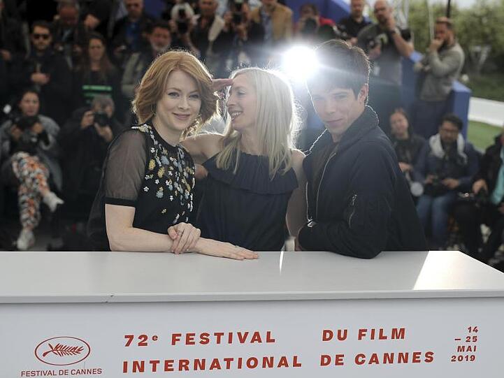 Das internationale Team von "Little Joe": Regisseurin Jessica Hausner (M, Österreich) mit den Schauspielern Emily Beecham (Großbritannien) und Phenix Brossard (Frankreich).