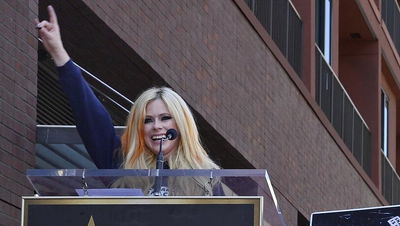 Avril Lavigne freut sich über ihren Stern auf dem Walk of Fame.
