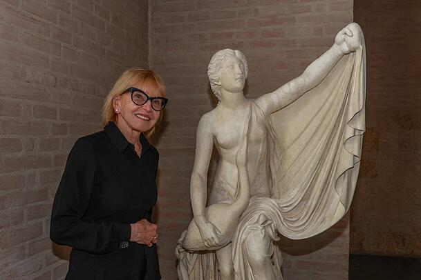 Leda und der Schwan: Zeus nähert sich der faltenlosen Schönen. Links: Jean Carruthers. Leda und der Schwan: Zeus nähert sich der faltenlosen Schönen. Links: Jean Carruthers.