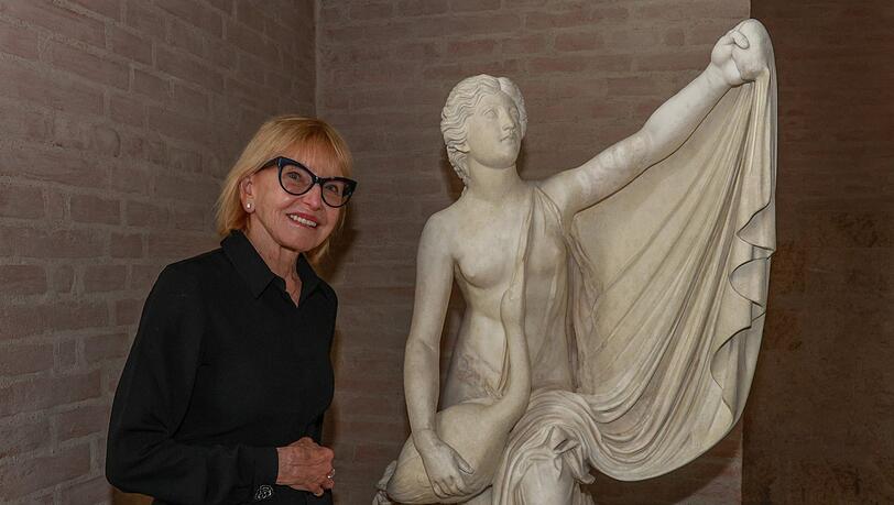 Leda und der Schwan: Zeus nähert sich der faltenlosen Schönen. Links: Jean Carruthers. Leda und der Schwan: Zeus nähert sich der faltenlosen Schönen. Links: Jean Carruthers.