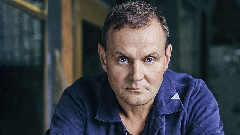 Der Schauspieler wurde 1973 auf R&uuml;gen geboren und wuchs in Rostock auf. Er besuchte die Schauspielschule Ernst Busch in Berlin. Im Kino war Striesow zuletzt in &bdquo;Ach diese L&uuml;cke, diese entsetzliche L&uuml;cke&ldquo; zu sehen.