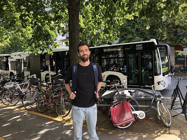 Er nimmt es ganz entspannt: Nicolas Neuburger lässt sich von der U-Bahn-Sperrung nicht stressen. Er nimmt es ganz entspannt: Nicolas Neuburger lässt sich von der U-Bahn-Sperrung nicht stressen.