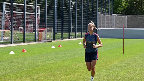 Trainiert nach ihrer Schulter-OP bei den Bayern noch individuell: DFB-Kapit&auml;nin Giulia Gwinn.