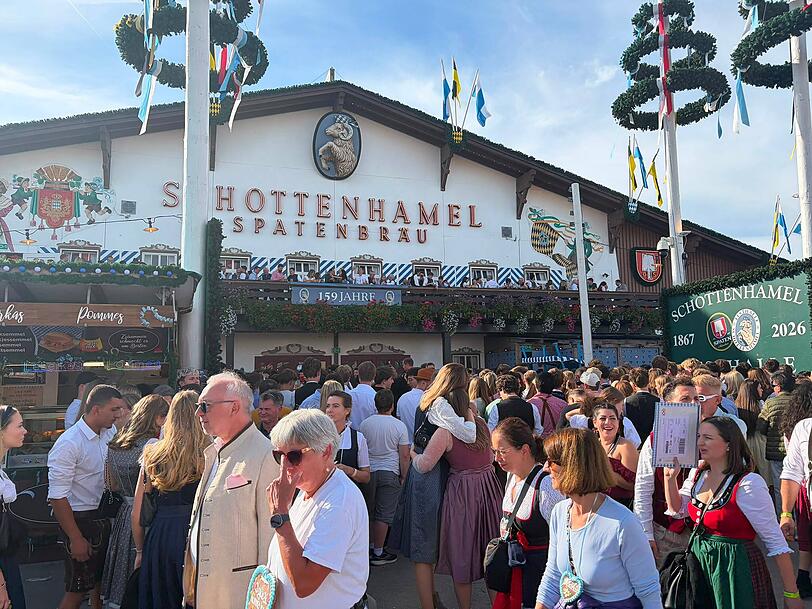 Kurz nach 16 Uhr sind alle Festzelte dicht. Kurz nach 16 Uhr sind alle Festzelte dicht.
