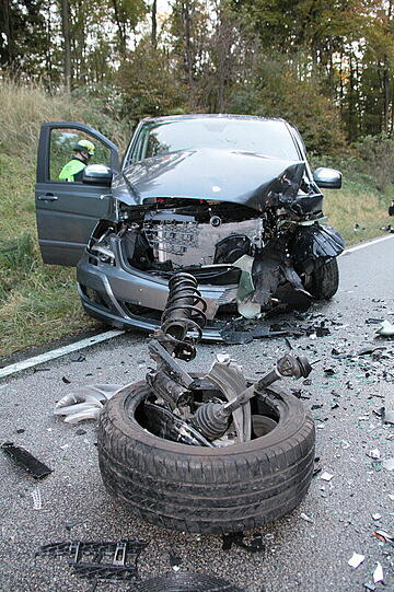 Im Landkreis Mühldorf wurden am späten Montagnachmittag zwei Personen bei einem schweren Verkehrsunfall verletzt.
