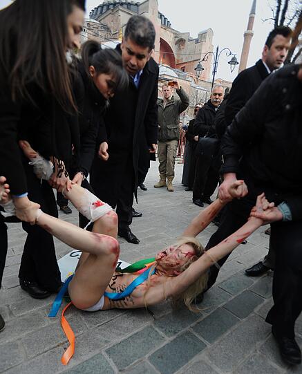 Sie haben es wieder getan - diesmal in der Türkei: In Istanbul hat die ukrainische Aktivisten-Gruppe Femen erneut nackt protestiert, um auf die häusliche Gewalt gegen Frauen aufmerksam zu machen - die Bilder.