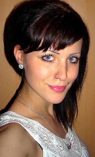 Marlena ist 22 Jahre alt und arbeitet als Verkäuferin.