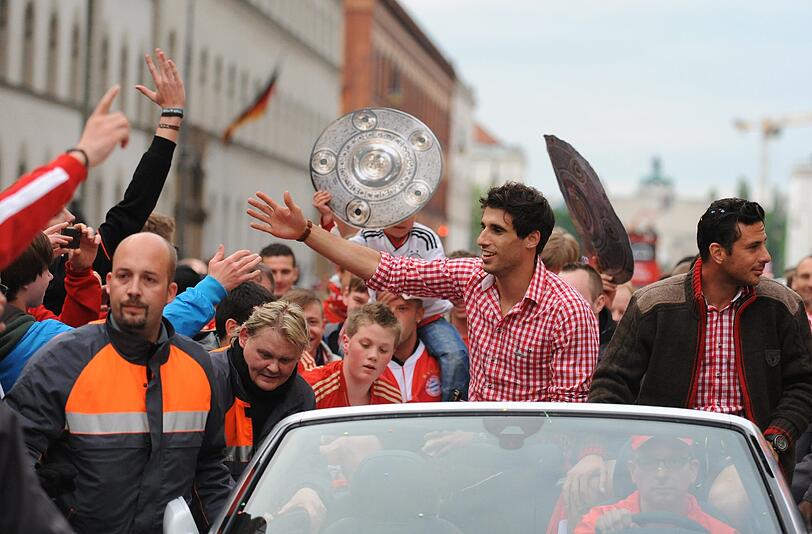 Javi Martinez (l) und Claudio Pizarro winken den Fans zu.
