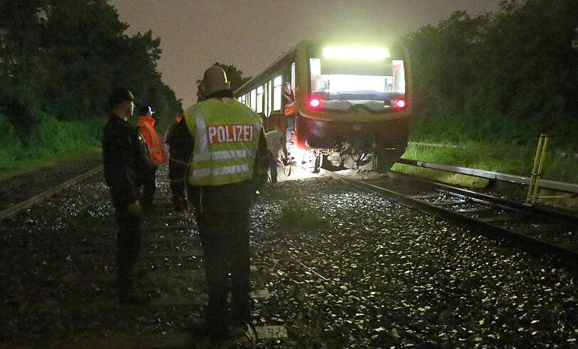 Die Unwetter haben in Berlin dafür gesorgt, dass ein Zug der S-Bahn aus den Schienen gesprungen ist. Die Bilder