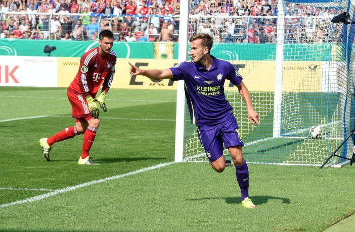 SVEN ULREICH: Note 5
Beim 1:1 klatschte er den Ball nach vorne ab und ließ sich dann von Niklas Hecht-Zirpel tunneln. Unsicher, konnte sich nicht unbedingt für weitere Pokaleinsätze empfehlen.