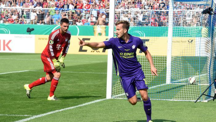 SVEN ULREICH: Note 5
Beim 1:1 klatschte er den Ball nach vorne ab und ließ sich dann von Niklas Hecht-Zirpel tunneln. Unsicher, konnte sich nicht unbedingt für weitere Pokaleinsätze empfehlen. SVEN ULREICH: Note 5
Beim 1:1 klatschte er den Ball nach vorne ab und ließ sich dann von Niklas Hecht-Zirpel tunneln. Unsicher, konnte sich nicht unbedingt für weitere Pokaleinsätze empfehlen.