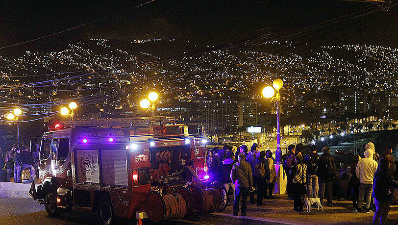 Nach dem Erdbeben verließen die Menschen in Valparaiso ihre Häsuer aus Angst vor einer Tsunami-Welle. Nach dem Erdbeben verließen die Menschen in Valparaiso ihre Häsuer aus Angst vor einer Tsunami-Welle.