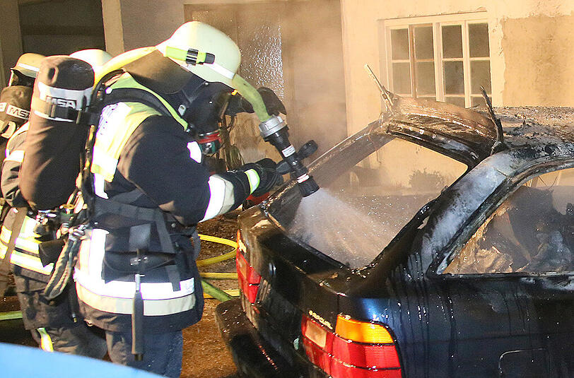 Bilder vom Einsatz in Neumarkt. Der abgestellte Wagen in der Garage brannte vollkommen aus.