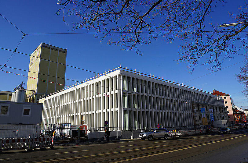 Hinter dem Neubau der Paulaner-Zentrale stehen noch alte Gebäude. Erst im Laufe des Jahres zieht die Brauerei ganz aus diesen aus.