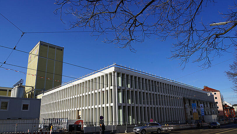Hinter dem Neubau der Paulaner-Zentrale stehen noch alte Gebäude. Erst im Laufe des Jahres zieht die Brauerei ganz aus diesen aus. Hinter dem Neubau der Paulaner-Zentrale stehen noch alte Gebäude. Erst im Laufe des Jahres zieht die Brauerei ganz aus diesen aus.