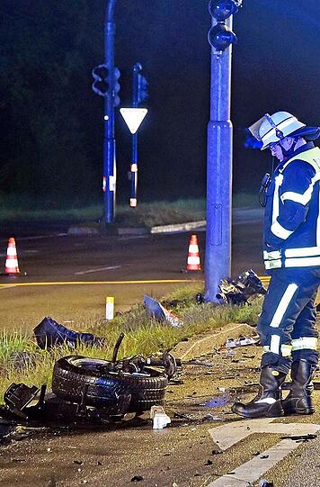 Die Straße gleicht einem Trümmerfeld: Ein 48-jähriger Mann raste mit seinem Wagen gegen einen Ampelmasten. Einen Tag später starb er im Krankenhaus.