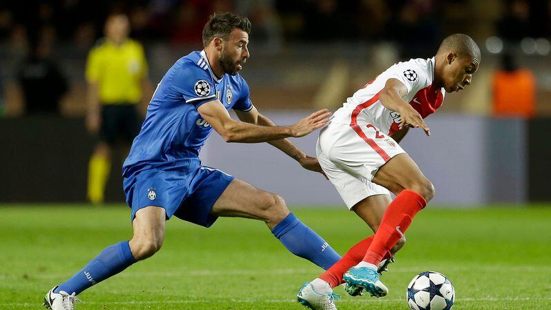 Andrea Barzagli (l) von Juventus und Kylian Mbappe von Monaco kämpfen um den Ball.