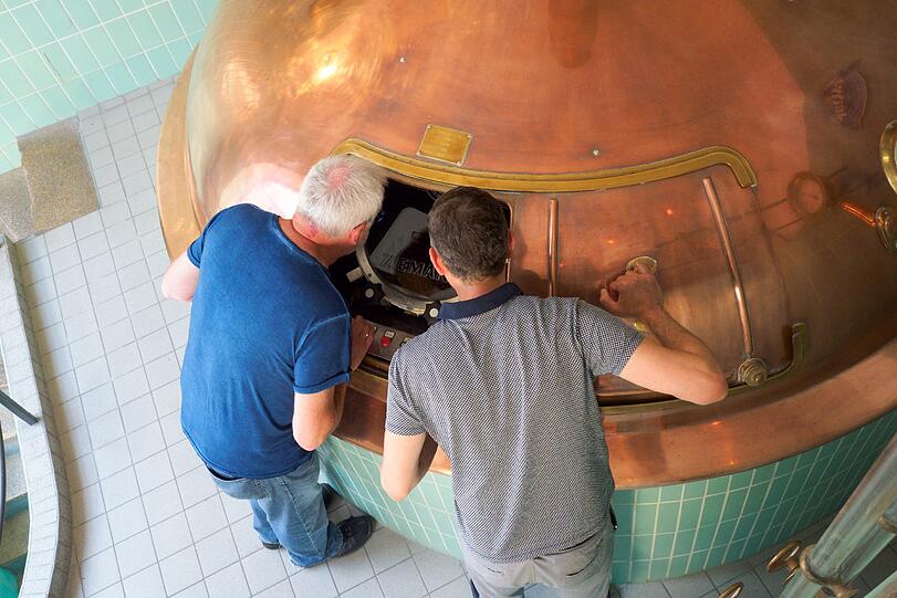 Früher hat er Patienten operiert, jetzt werkelt Wolfgang Röder als Brauerei-Praktikant.