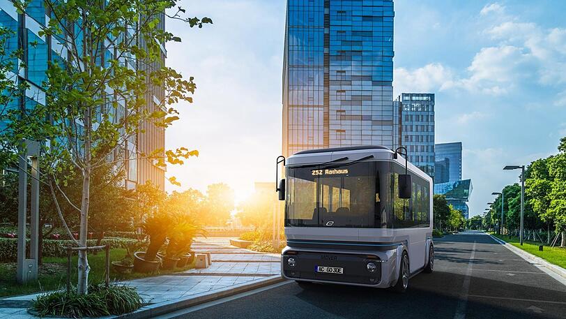 Zum Rathaus geht es sicher nicht. Wohin diese fahrerlosen Busse am Olympiapark stattdessen fahren, steht noch nicht fest.