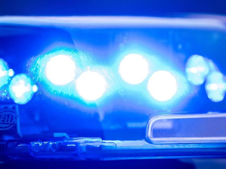 Ein Blaulicht leuchtet an einer Polizeistreife. Foto: Lino Mirgeler/dpa/Archivbild
